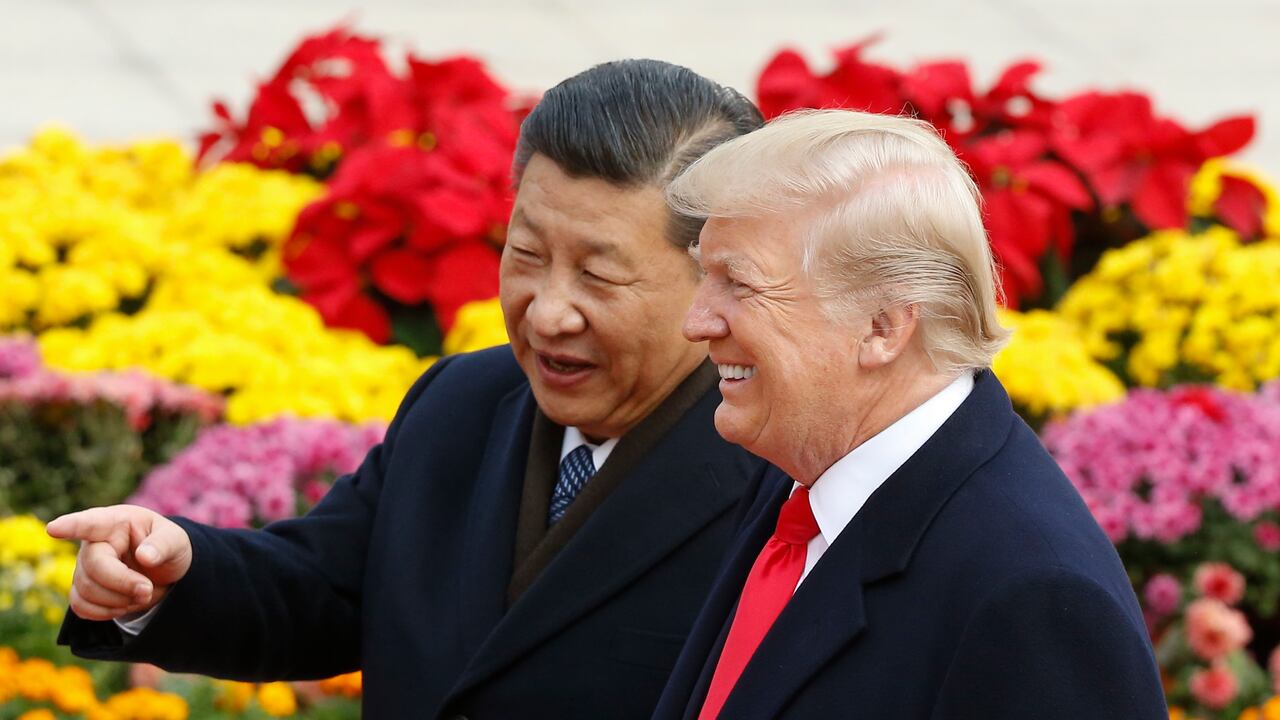 El presidente chino Xi Jinping y el presidente estadounidense Donald Trump asisten a una ceremonia de bienvenida el 9 de noviembre de 2017 en Beijing, China. Trump está en un viaje de 10 días a Asia.  (Foto de Thomas Peter-Pool/Getty Images)