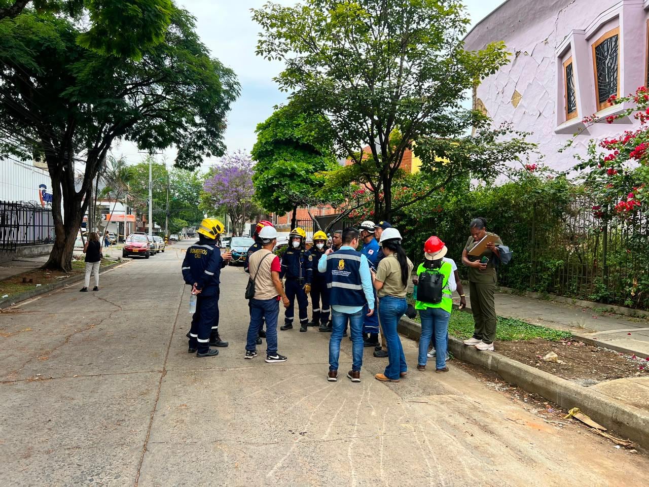 Bomberos de Cali extraen pipetas de gas de una estructura con riesgo de colapso.