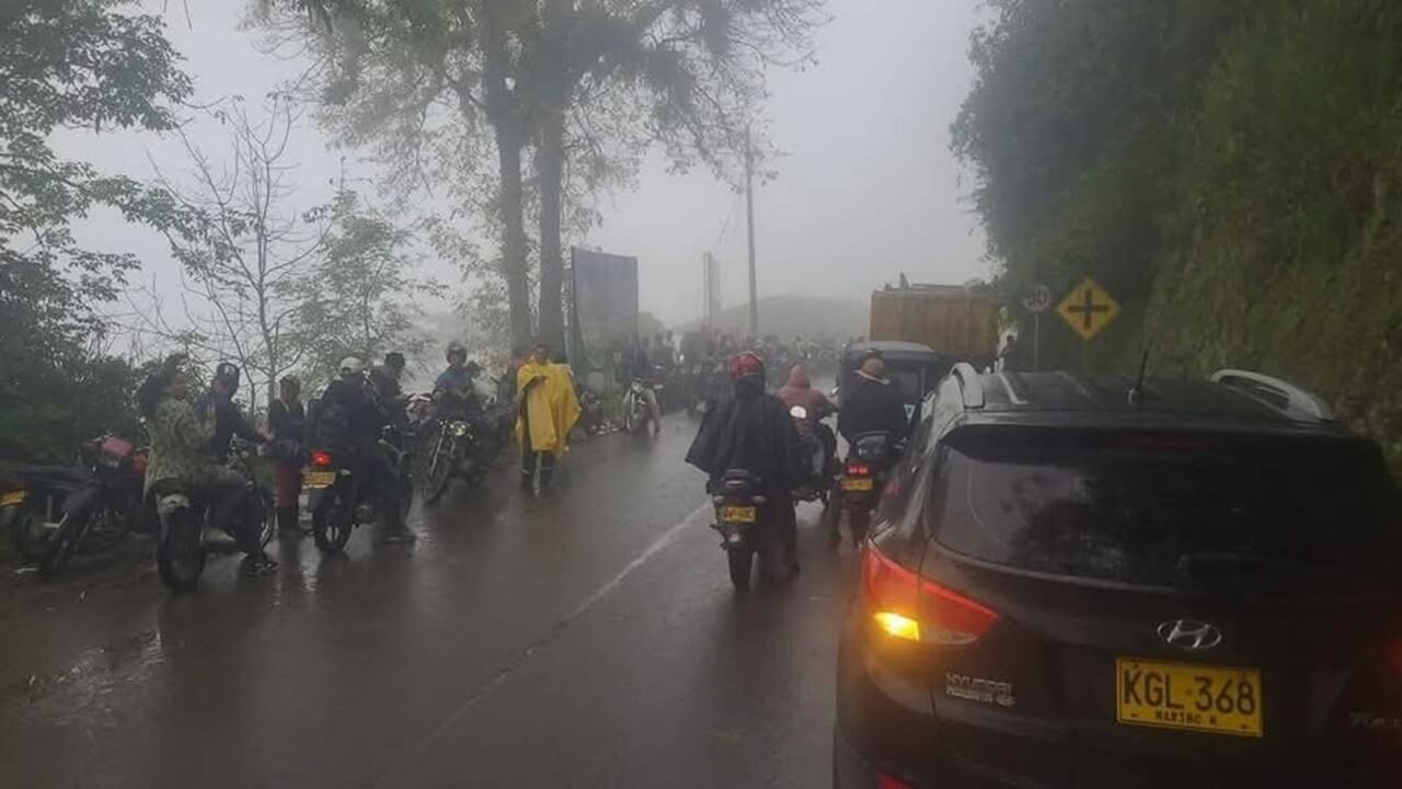 Los usuarios de la vía Pasto-Sandoná se vieron obligados a esperar por más de una hora, tiempo que tomo a los militares desactivar las cargas explosivas.