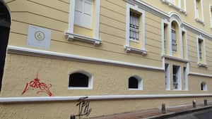 Así quedó la fachada del Teatro Municipial Enrique Buenaventura, ubicado en el centro de Cali, luego de que su fachada fuera bandalizada.