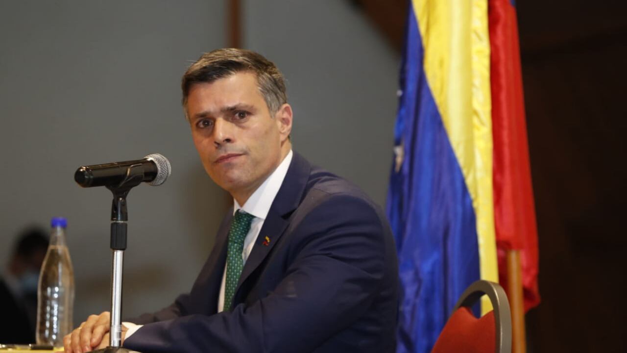 En una rueda de prensa en el Hotel Dan Carton en Bogotá, Leopoldo López expuso ante los medios de comunicación la situación de Venezuela después de las polémicas elecciones en ese país.