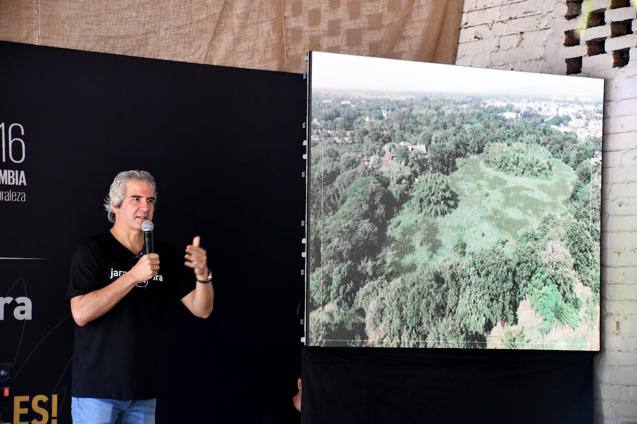 Cali: Cop 16, Visita de delegados de diferentes países que participan en la Cop 16 a proyectos de construcción de las empresas privadas encaminados por medio ambiente sostenible. La Constructora Jaramillo Mora presenta su proyecto Bosquelago en Jamundí. Foto José L Guzmán. El País