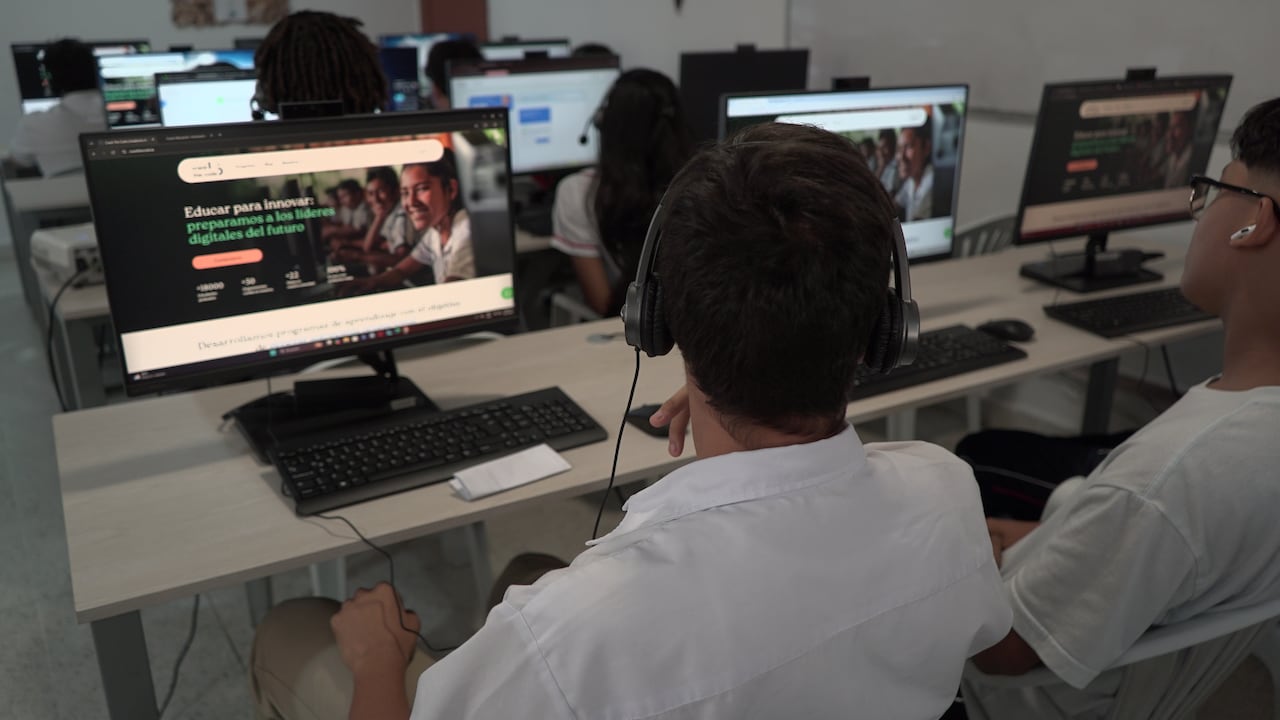 Crack The Code tiene presencia en 13 departamentos, 59 municipios y 171 colegios públicos, beneficiando a 36.524 estudiantes.