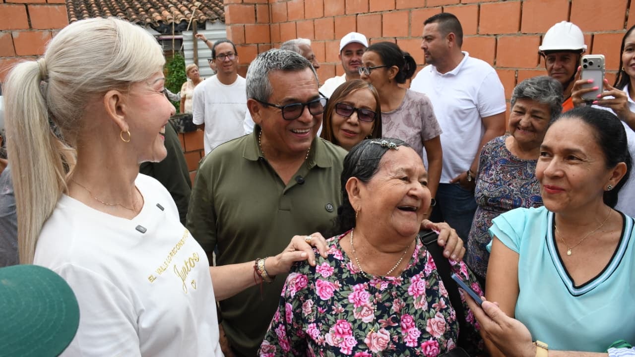 La gobernadora Dilian Francisca Toro verificó los avances del plan de recuperación habitacional en Roldanillo, que contempla 645 mejoramientos de vivienda y la construcción de 79 casas nuevas para familias afectadas por el terremoto.
