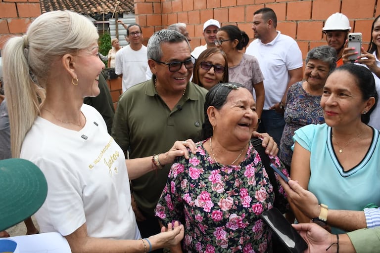 La gobernadora Dilian Francisca Toro verificó los avances del plan de recuperación habitacional en Roldanillo, que contempla 645 mejoramientos de vivienda y la construcción de 79 casas nuevas para familias afectadas por el terremoto.