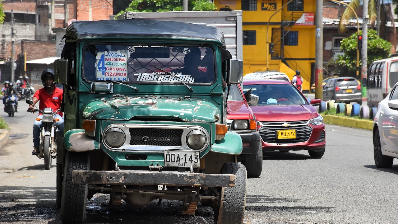Mal estado de la malla vial en la avenida ciudad de Cali.