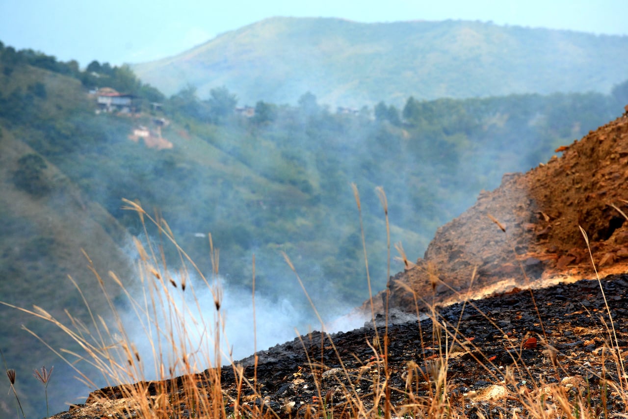 En el corregimiento de Golondrinas, en Cali, existe una antigua mina de carbón que se encuentra en combustión, desde hace 100 años, generando preocupación por su impacto ambiental. Comunidad pide más acciones por parte de CVC. Foto Jorge Orozco