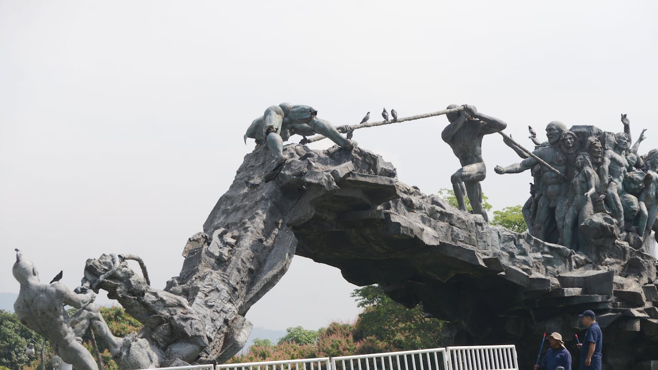 Cali: Monumento a la Solidaridad, luego de diez días haberse caído continua en igual condiciones, solamente un cercado de seguridad es lo novedoso