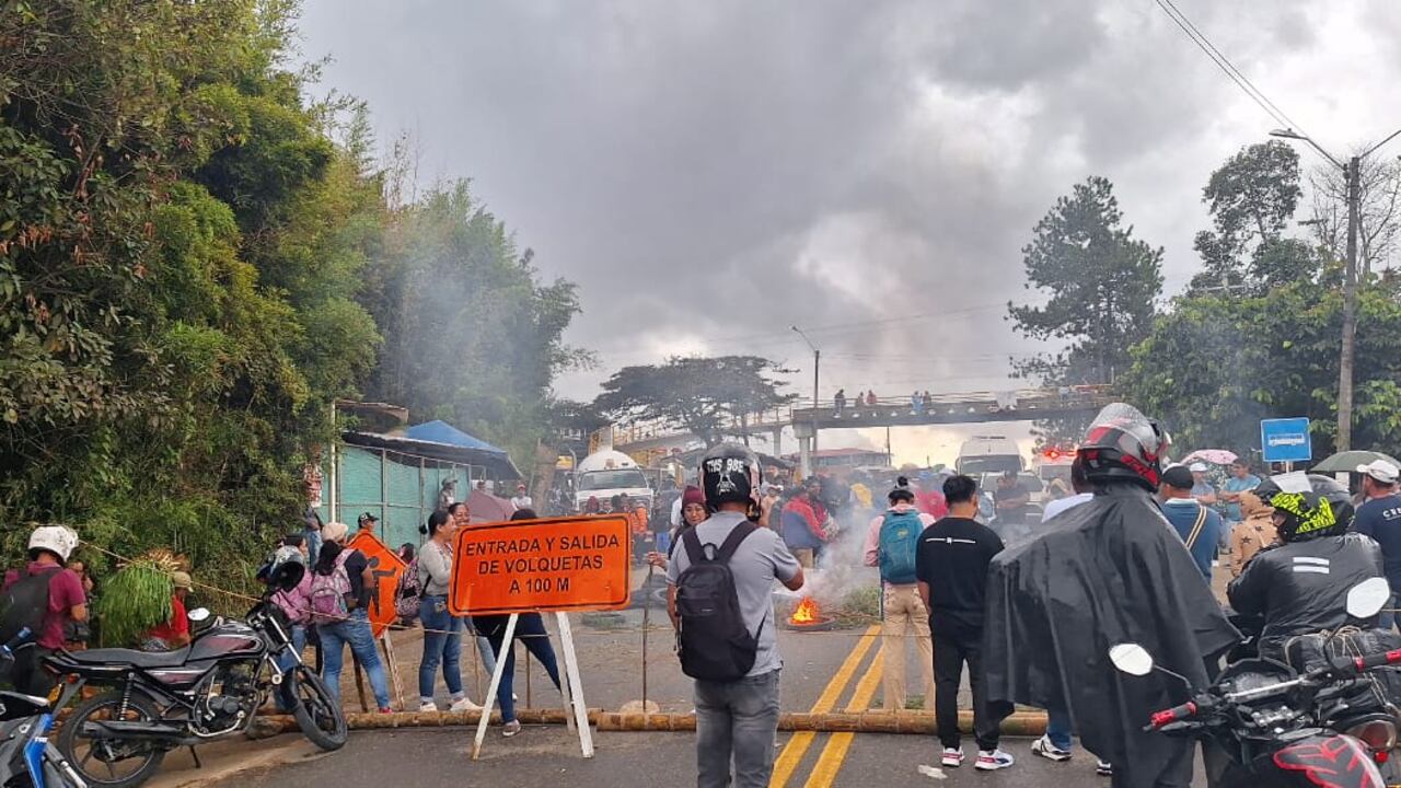Comunidad de Pescador bloquea la vía Popayán por falta de maestros en su escuela.