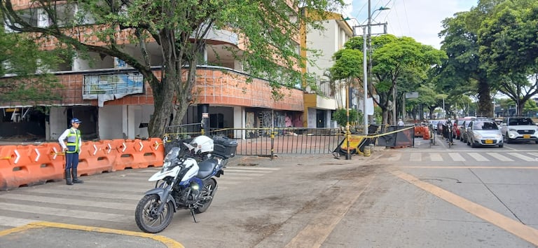 La Secretaría de Movilidad mantiene la restricción mientras continúan las revisiones de la estructura afectada.