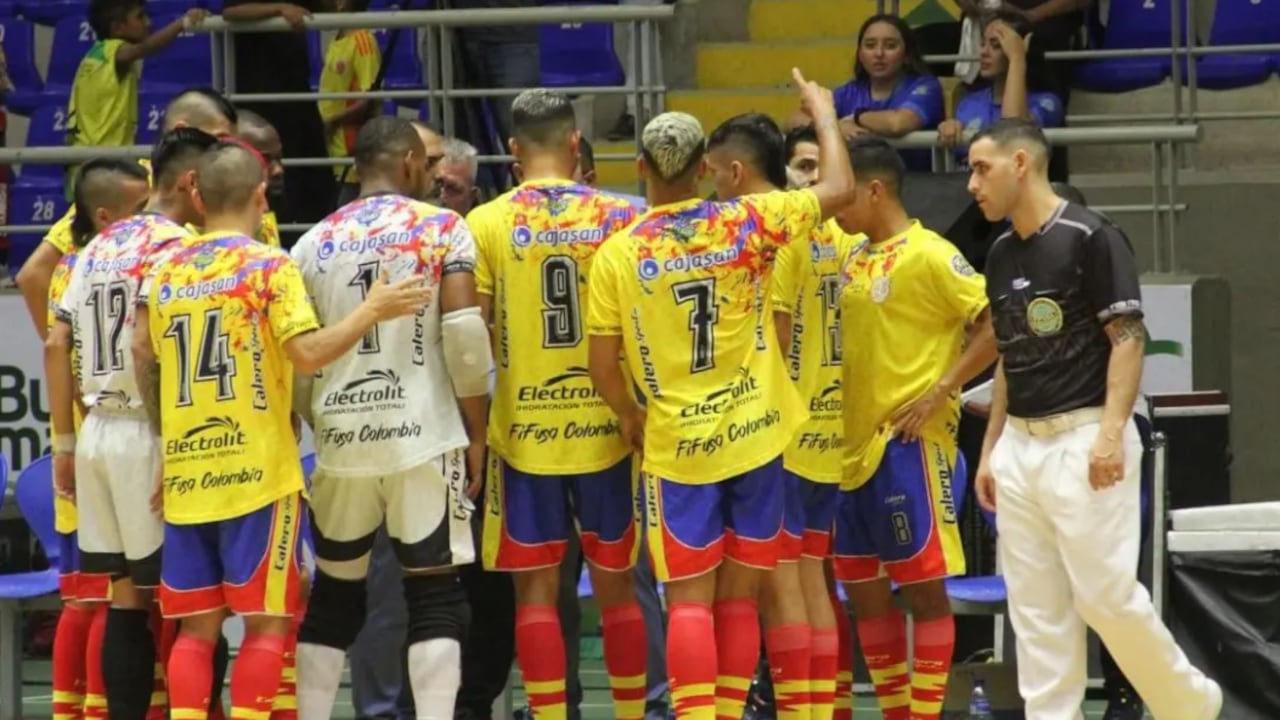 Jugadores de la Selección Colombia en charla técnica antes de afrontar un partido en el Mundial de Fútbol de Salón 2024 FIFUSA.