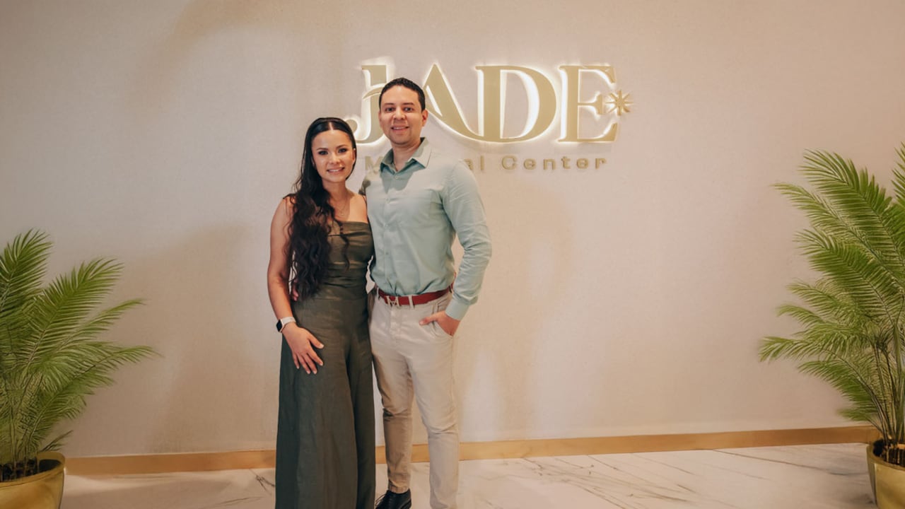 La dermatóloga Lina Velásquez y el cirujano plástico Alejandro Jiménez, esposos y fundadores de Jade Medical Center, construyeron juntos un sueño que hoy ofrece salud, tecnología y bienestar con un sello profundamente humano.