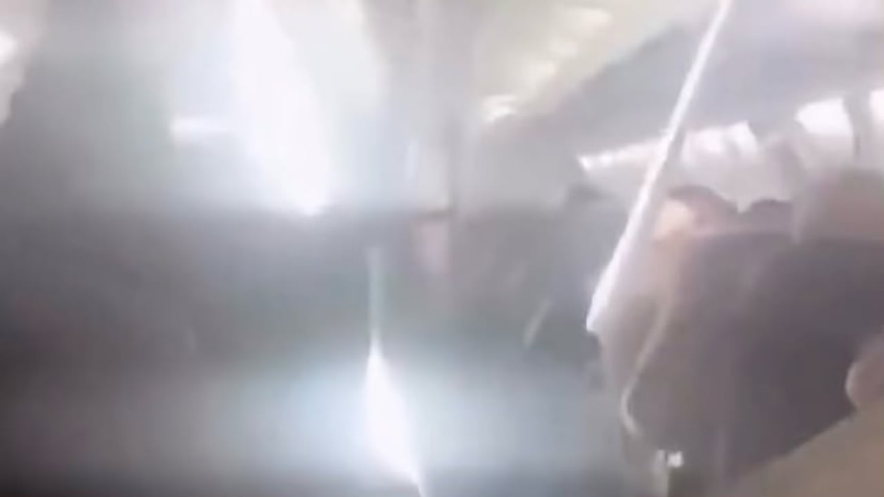 Avión sufre incidente en pleno vuelo.