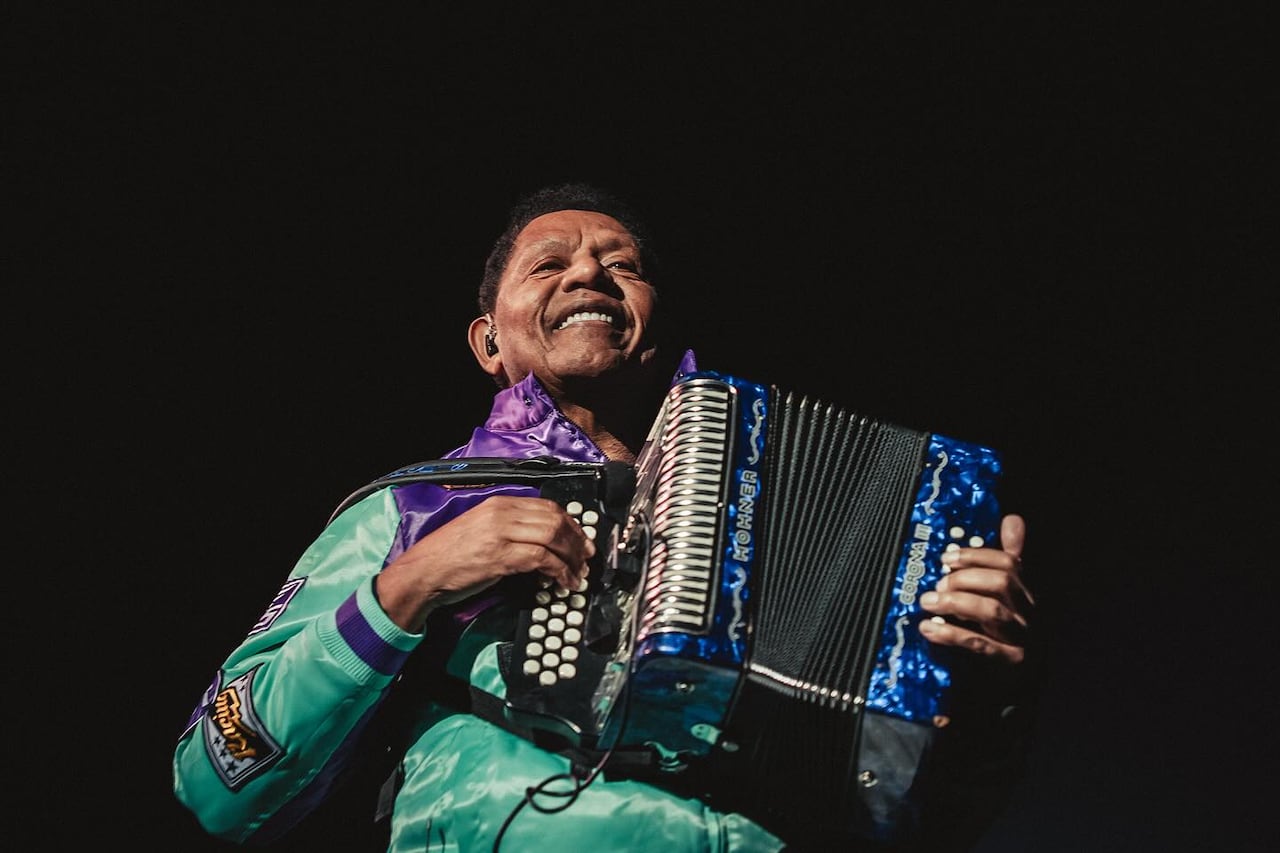 El Binomio de Oro de América, liderado por Israel Romero, presentó el sencillo ‘Ay, mi Valle’, interpretado por su hijo Israel David Romero, y que hace parte de su nuevo álbum.