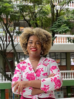 Bicky Bohórquez, lideresa social y activista trans afrodescendiente, comprometida con la defensa de los derechos humanos y la preservación de las tradiciones culturales del Pacífico colombiano.