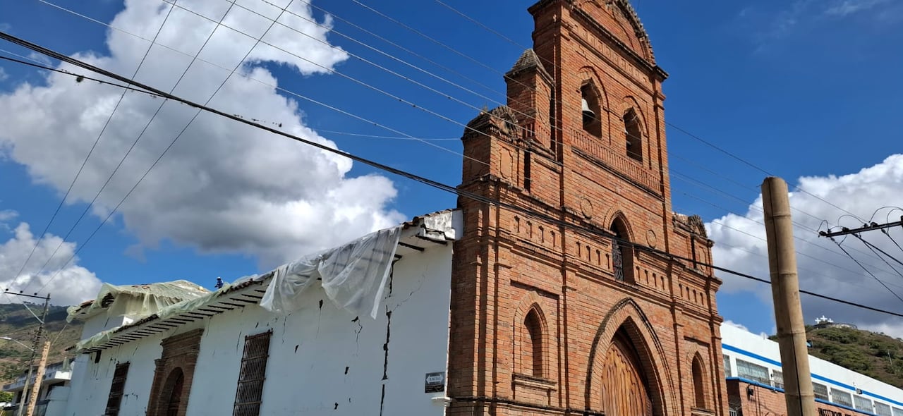 Vista del frontis en ladrillo de la capilla La Ermita tras el terremoto de magnitud 7,4 del pasado 10 de agosto. En la parte superior se evidencia la pérdida del pináculo del lado derecho y piezas del coronamiento que cayeron sobre el atrio durante el sismo