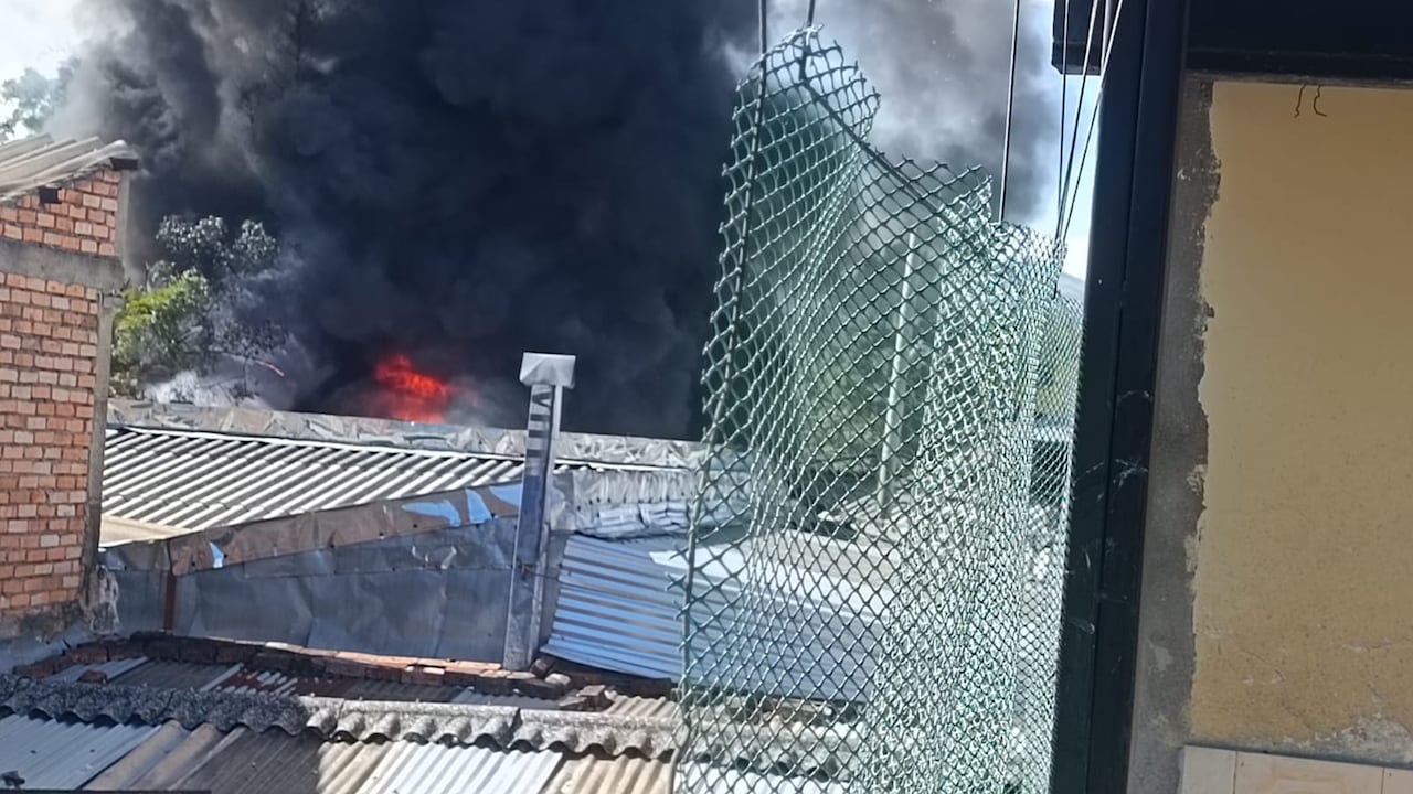 Bomberos de la capital del Cauca buscan contrarrestar un gigantesco incendio estructural al occidente de la ciudad.