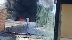 Bomberos de la capital del Cauca buscan contrarrestar un gigantesco incendio estructural al occidente de la ciudad.