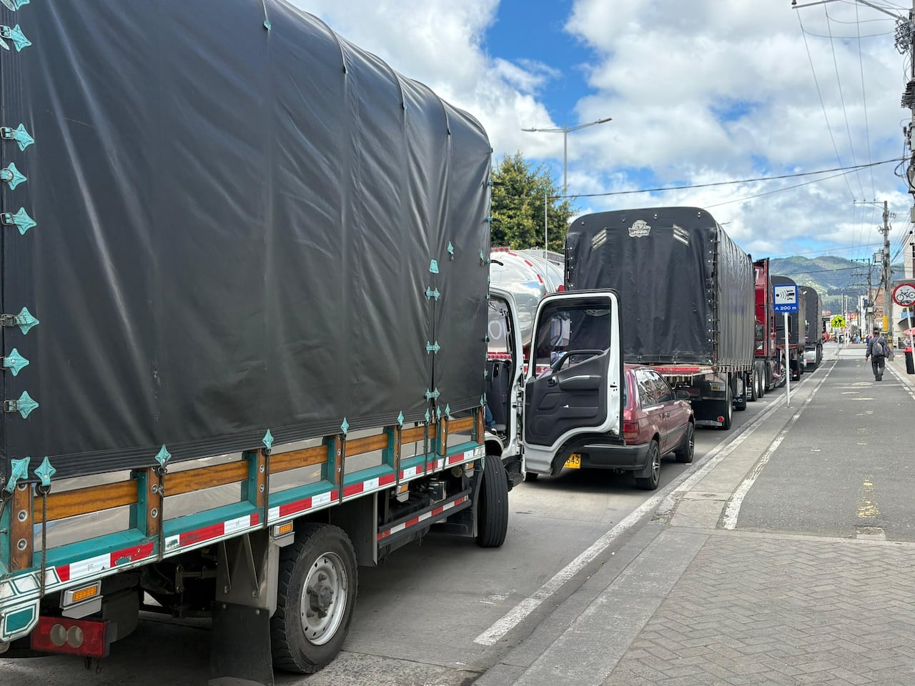 Luego de confirmarse del secuestro de un conductor de una tracomula en el Cauca, los transportadores del vecino departamento adelantan esta protesta para pedir por su liberación.