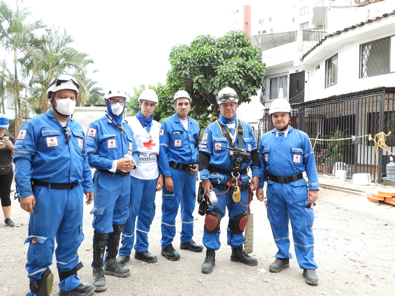 El equipo de rescate vertical de la Cruz Roja nació para atender emergencias en sistemas de transporte aerosuspendido como el MÍO Cable. Durante años, sus integrantes se entrenaron para intervenir en situaciones que rara vez ocurrían, hasta que el terremoto los puso a prueba.