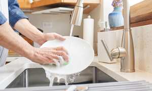 Así se debe lavar la vajilla de porcelana.