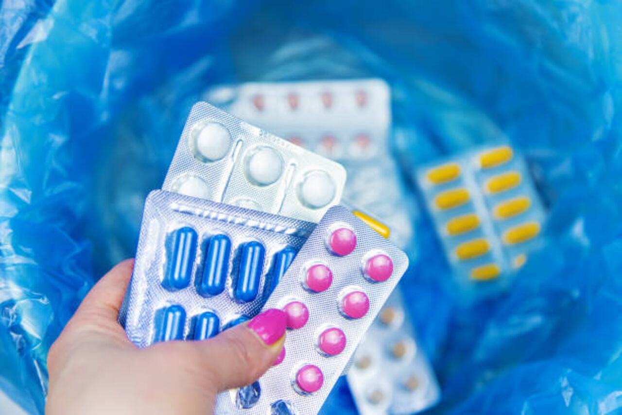 Los medicamentos vencidos son todas aquellas pastas, jarabes y otros productos farmacéuticos cuya vida útil expira, de acuerdo a la fecha límite que deben tener en los empaques.