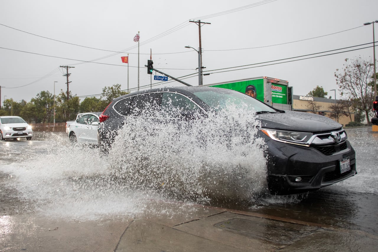 Muchos ciudadanos han optado por salir hacia otros estados para huir de la tormenta. (Photo by Apu GOMES / AFP)