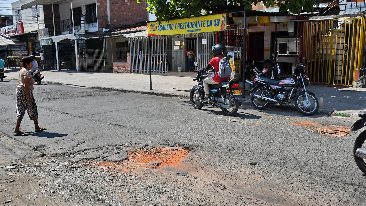 Cali, llena de huecos: crece la inconformidad por el mal estado de las vías en el B/ 7 de Gosto, en la Cra 13 con Calle 72 / Cali ,) Febrero 14 de 2024 ) Foto Wirman Rios , EL PAIS