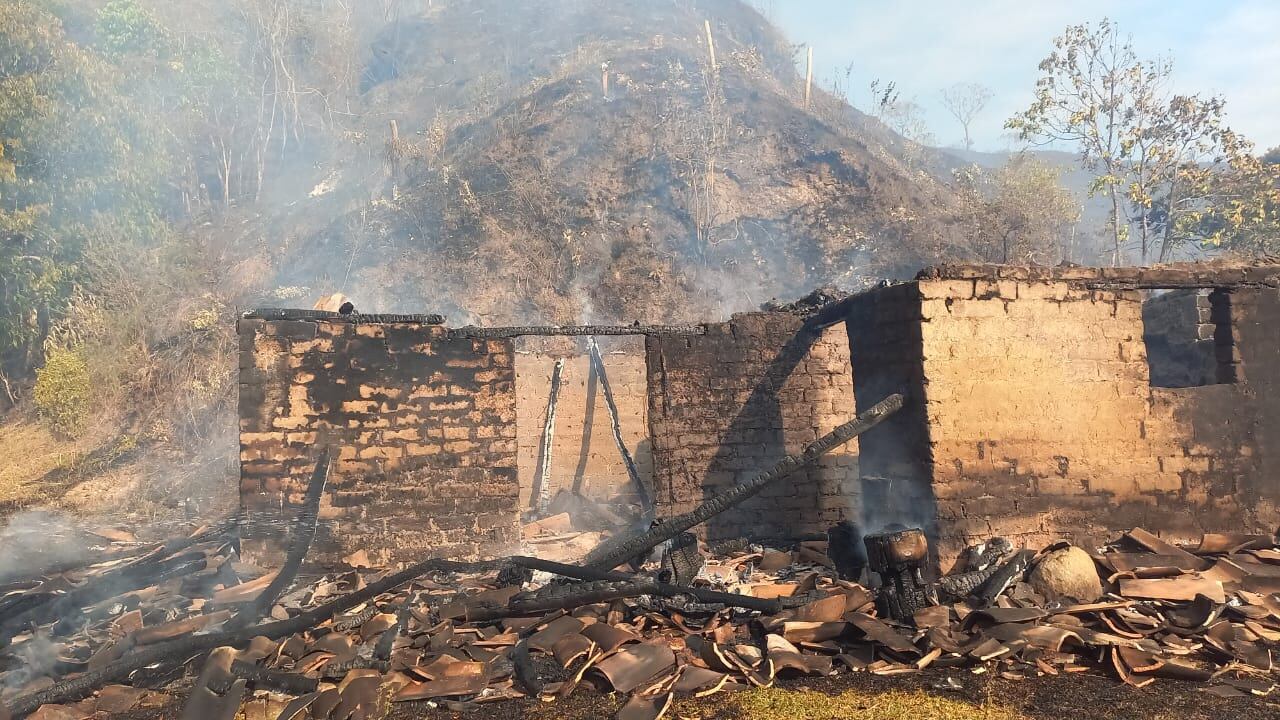 Tres humildes viviendas campesinas terminaron reducidas a cenizas por las intensas llamas que van arrasando todo a su paso, además son más de 25 hectáreas de cultivos que terminaron calcinados.