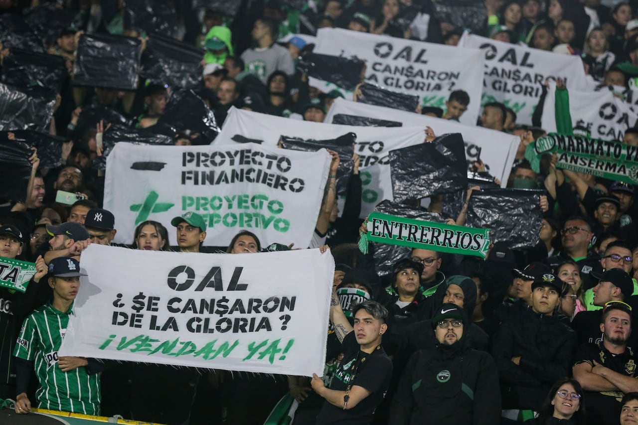 Imagen de la protesta de los hinchas de Atlético Nacional en el partido contra La Equidad, por la fecha 9 de la Liga colombiana.