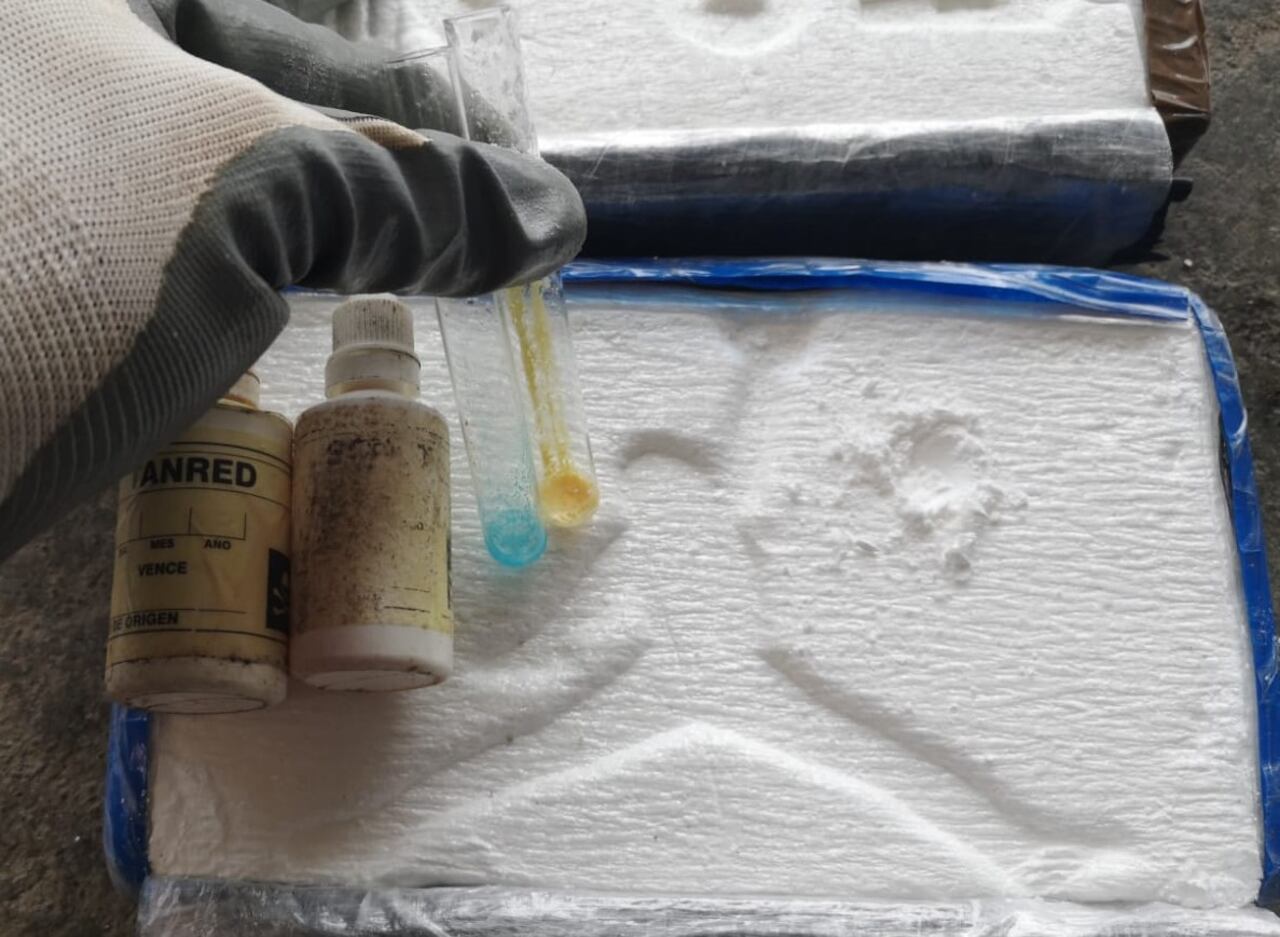 Media tonelada de cocaína fue encontrada flotando en aguas del Pacífico.