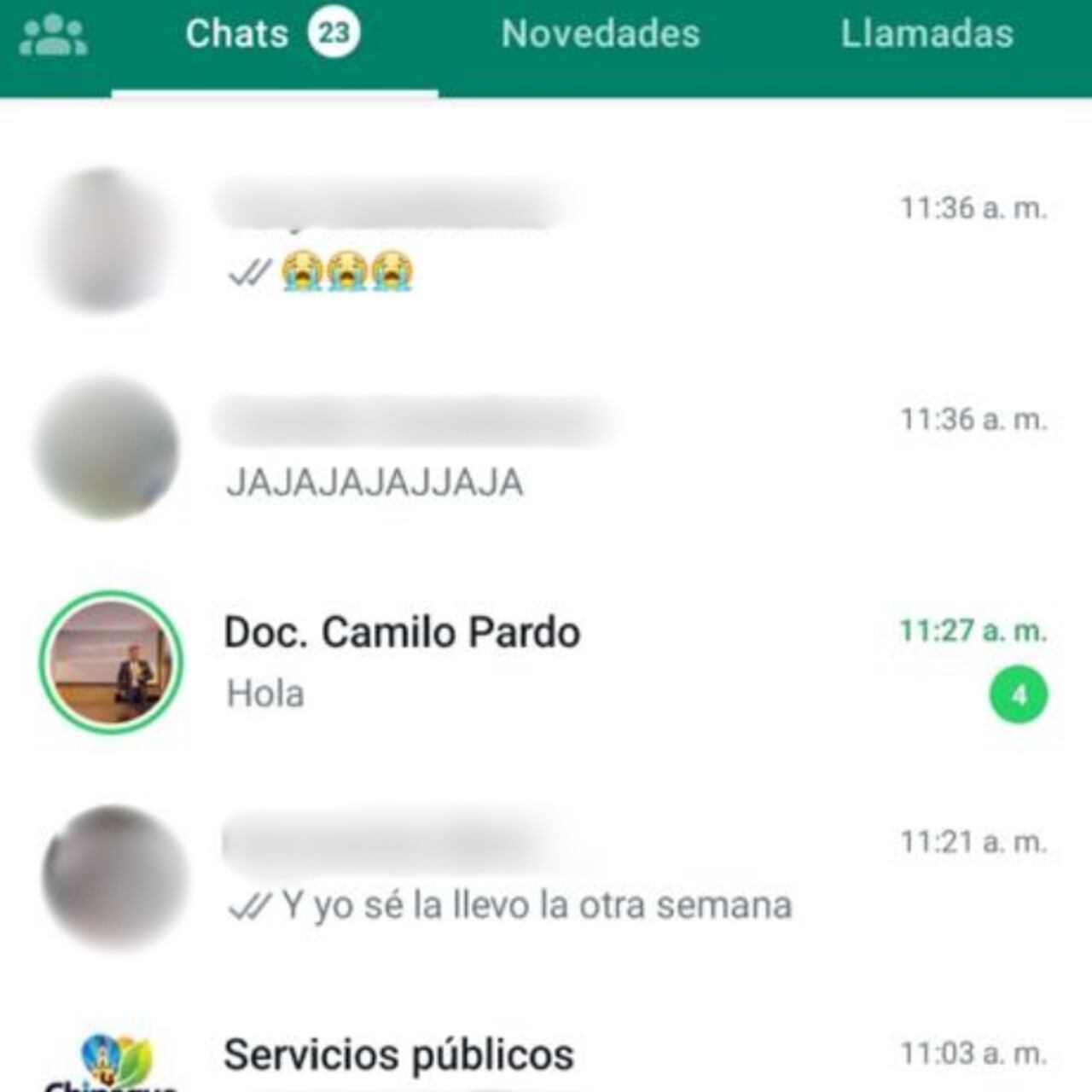 El hombre estaría tratando de persuadirla.