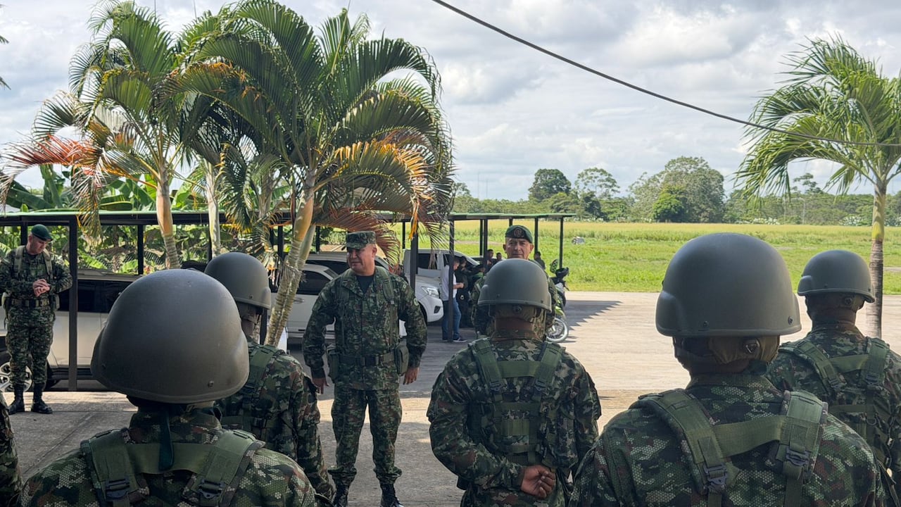 Las unidades militares permanecen en máxima alerta y cuentan con capacidad de reacción inmediata ante cualquier eventualidad, realizando patrullajes, controles sobre los principales ejes viales y vigilancia permanente desde los puestos de mando unificados para preservar el orden público durante la segunda vuelta presidencial.
