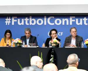 En la mesa central estaban en la reunión de hoy estaban el Presidente de Dimayor, Fernando Jaramillo (izq.), la Mindeportes Astrid Rodríguez (tercera de der. a izq.) y Ramón Jesurún (der.), Presidente de la Federación Colombiana de Fútbol.