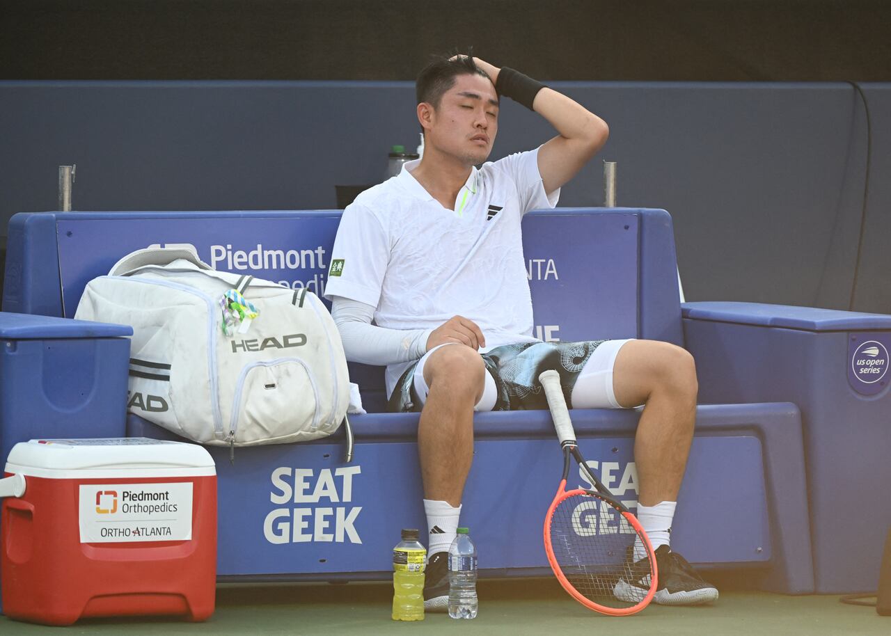 El chino Yibing Wu descansa mientras disputa un partido en Atlanta, EStados Unidos.