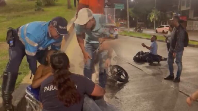 Conductor en contravía provoca accidente en Cali tras evadir operativo de tránsito.