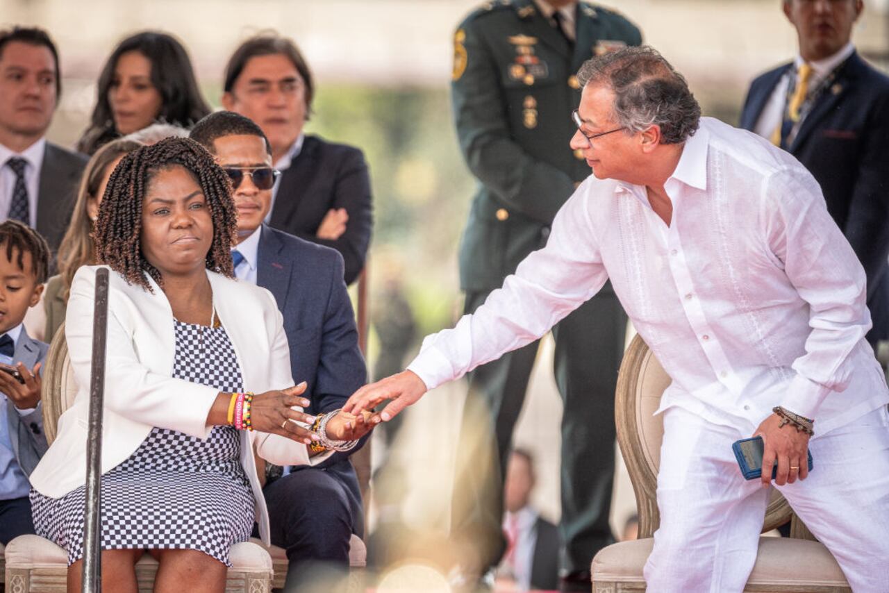 El presidente de Colombia, Gustavo Petro, saluda a la vicepresidenta de Colombia, Francia Márquez, durante el Desfile del Día de la Independencia de Colombia 2024 el 20 de julio de 2024 en Bogotá, Colombia (Foto de Diego Cuevas/Getty Images)
