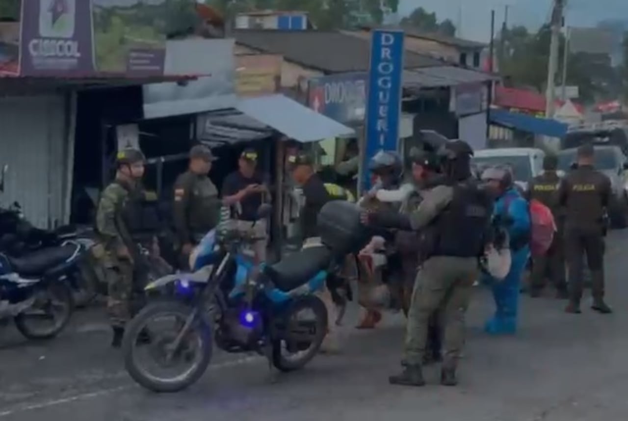 Uniformados de la Policía Nacional de Colombia realizan controles de antecedentes y registros en la Comuna 10.