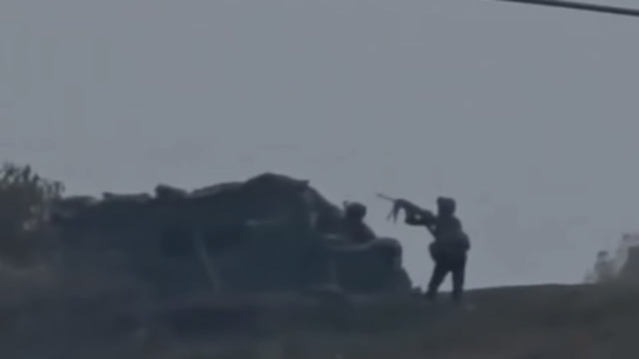 Dos soldados del Ejército disparan hacia el cielo para intentar derribar los drones utilizados durante un ataque de las disidencias de las Farc en Jambaló, Cauca.
