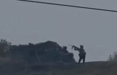 Dos soldados del Ejército disparan hacia el cielo para intentar derribar los drones utilizados durante un ataque de las disidencias de las Farc en Jambaló, Cauca.