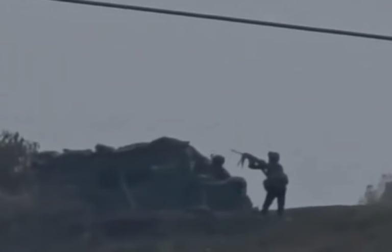 Dos soldados del Ejército disparan hacia el cielo para intentar derribar los drones utilizados durante un ataque de las disidencias de las Farc en Jambaló, Cauca.