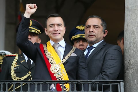 Fotografía publicada por la Presidencia de Ecuador que muestra al nuevo presidente de Ecuador, Daniel Noboa, haciendo un gesto a la multitud desde el balcón del Palacio de Carondelet después de ser investido en la Asamblea Nacional, en Quito, el 23 de noviembre de 2023.