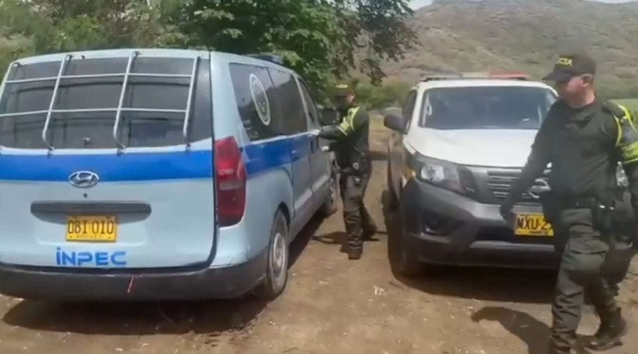 La camioneta habría sido modificada con los logos del INPEC.