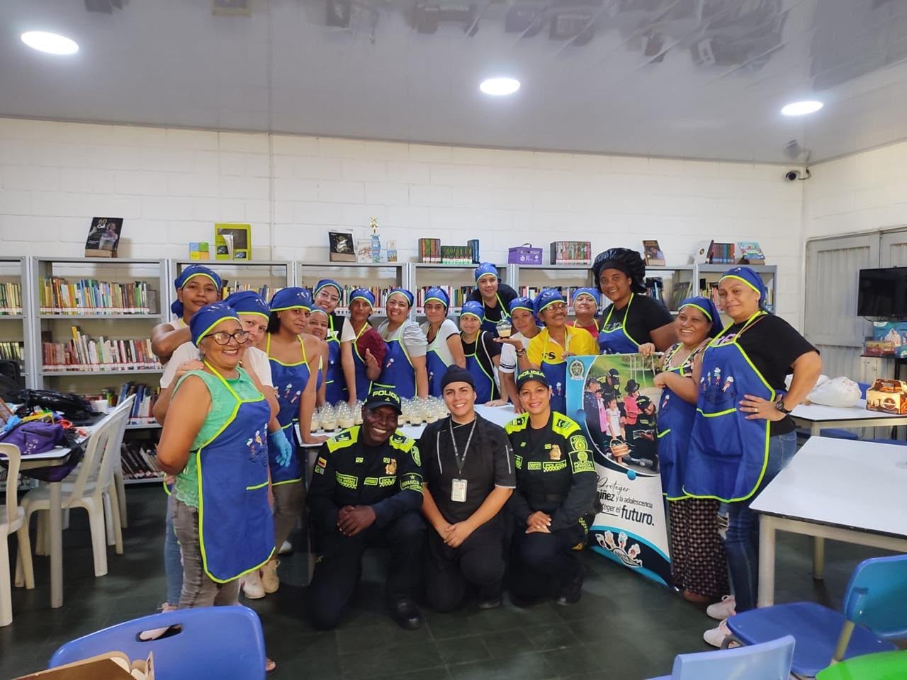 Un grupo de 20 madres cabeza de hogar en San Nicolás, junto a sus familias, participa activamente en un taller productivo de repostería y panadería.