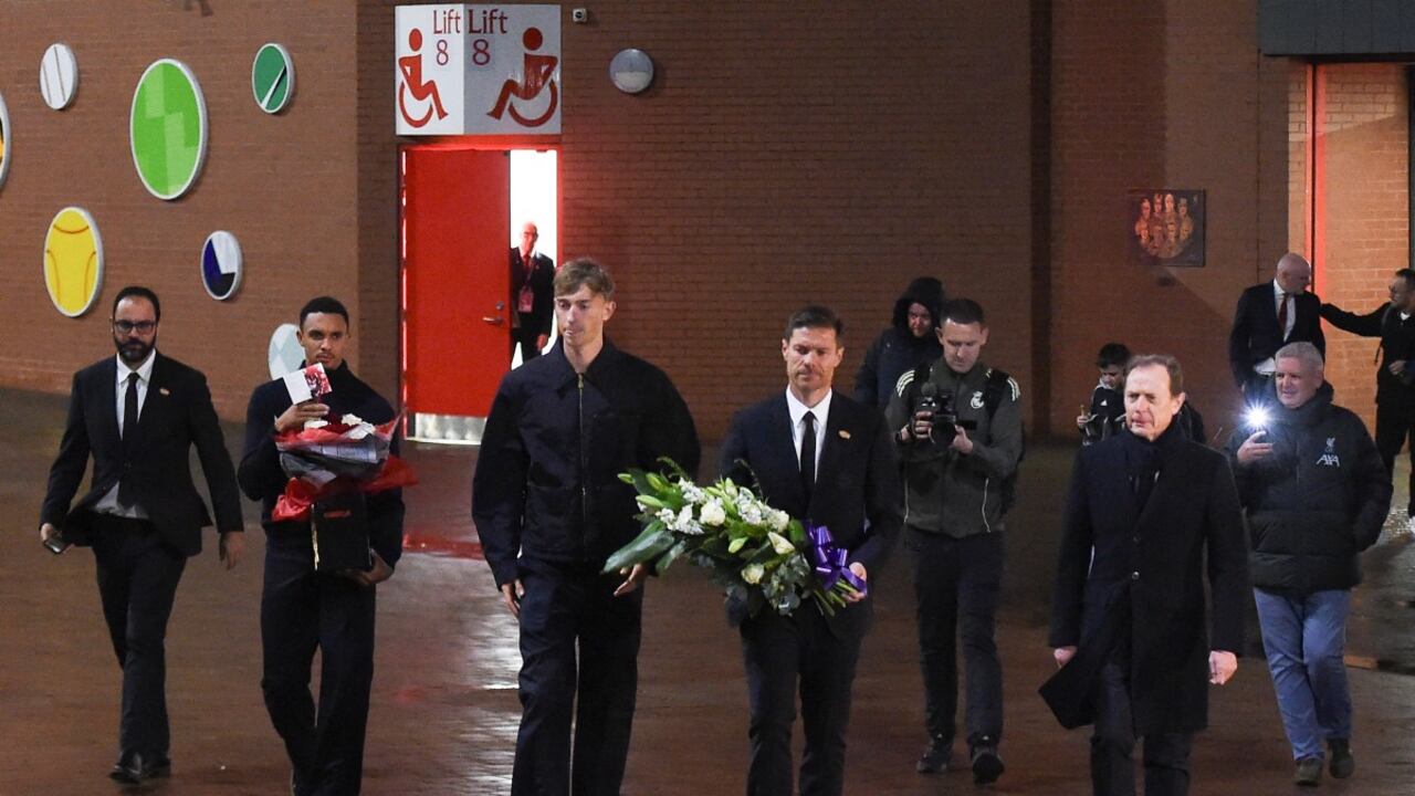 Xabi Alonso, entrenador del Real Madrid,encabezó el homenaje.