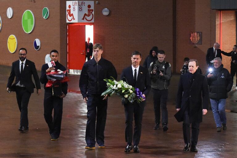 Xabi Alonso, entrenador del Real Madrid,encabezó el homenaje.