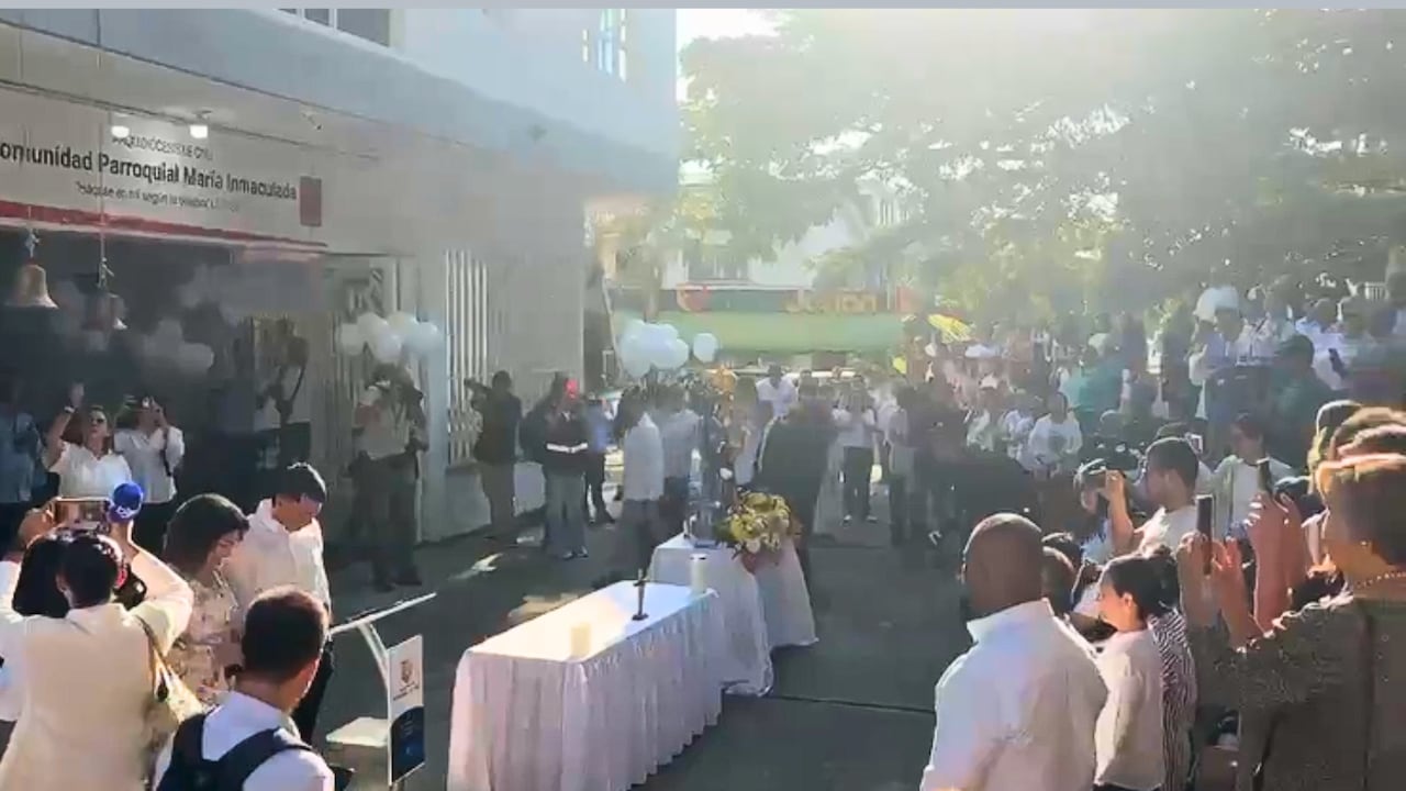 Homenaje a las víctimas del terremoto en la Parroquia María Inmaculada, en el sur de Cali, con participación del alcalde.