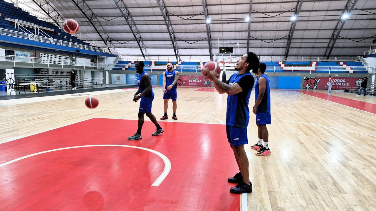 Entrenamiento de Toros del Valle previo al debut de la Liga Profesional de Baloncesto.