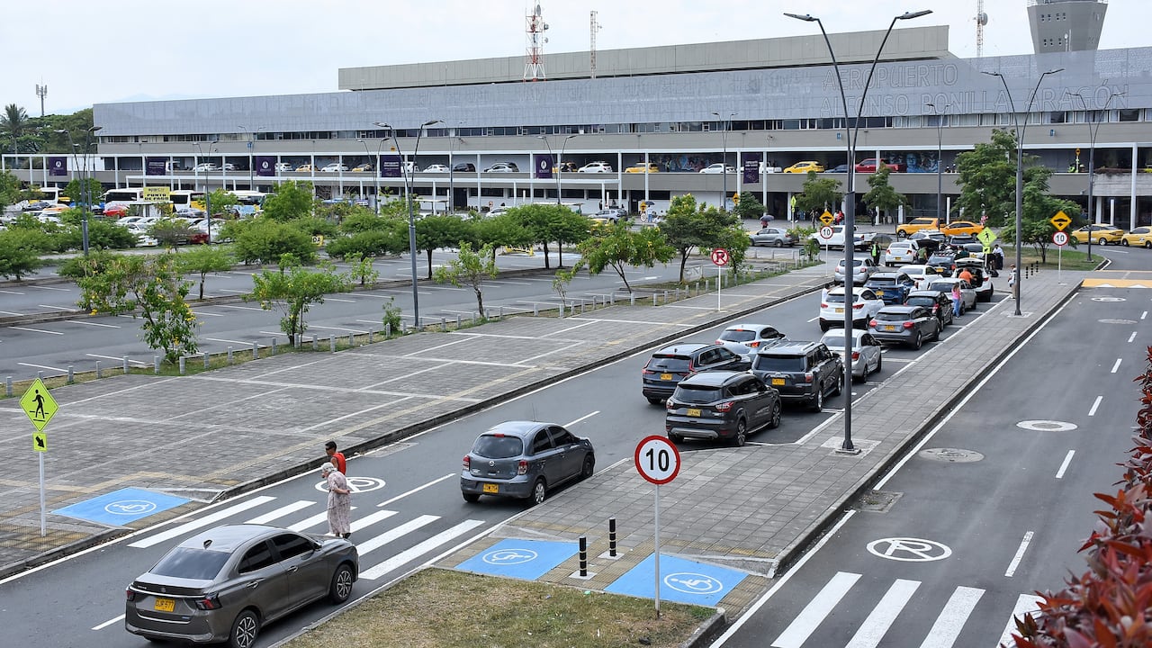 Parqueaderos Aeropuerto Alfonso Bonilla Aragón.