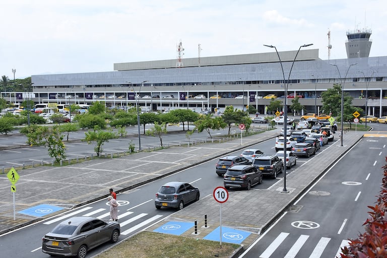 Parqueaderos Aeropuerto Alfonso Bonilla Aragón.